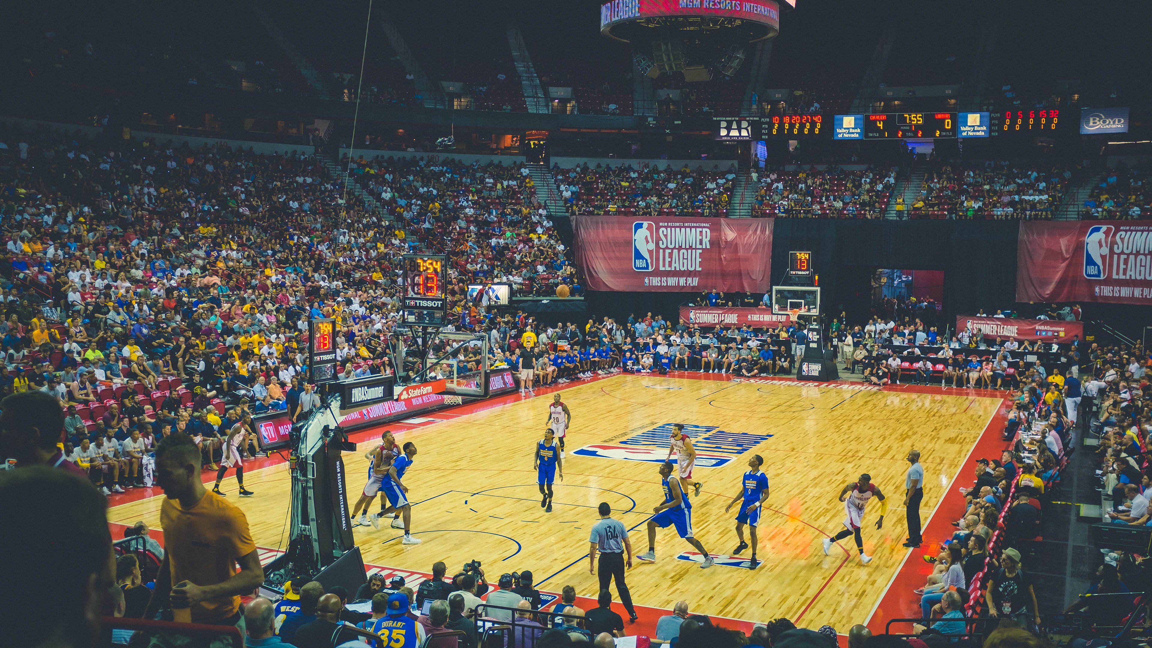 F1新赛季揭幕战，法国车手勒克莱尔力压群雄，主场拿下那不勒斯式胜利